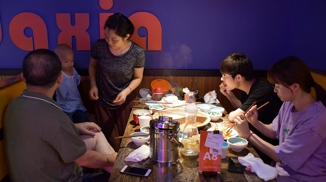 阿味大虾火锅连锁餐饮旗舰店实景拍摄 - 连锁加盟品牌（图ZMTcyNDg5OTcy） - 人像摄影 - 站酷设计师英皇视觉原创素材 - 站酷ZCOOL