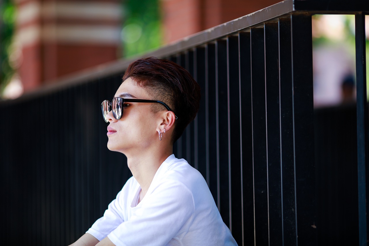 摄影天津人像 芦苇街道墨镜男