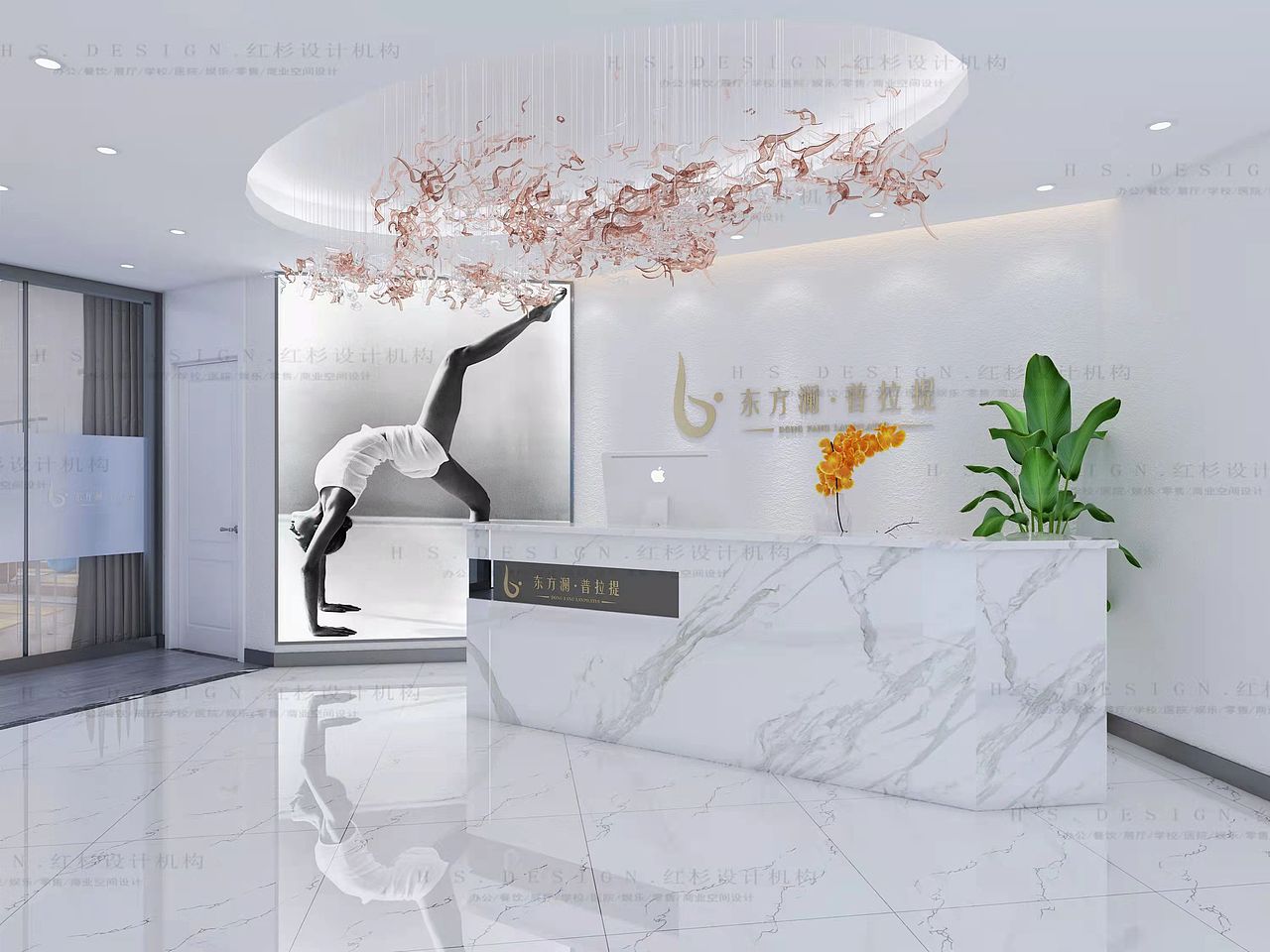 自然与物体同质,意识与潜意识边界的情感空间使思考交汇。这里,我们进入了普拉提教室。柔和的室内色调与外部环境形成鲜明的对比,温暖的阳光散落室内。