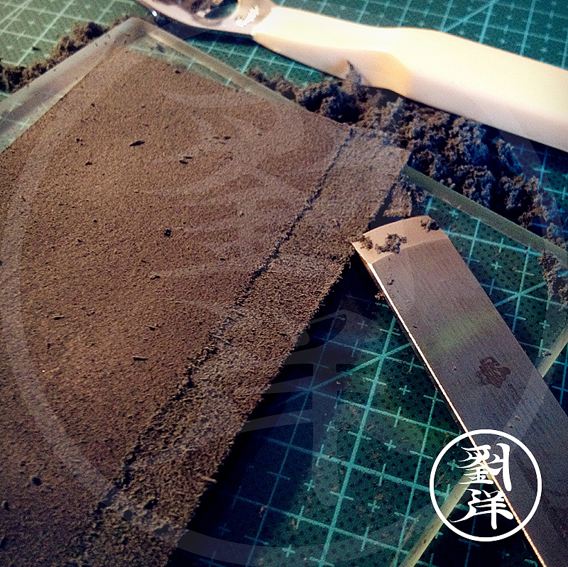 制作内部的结构和卡位,没有削薄机,只能自己用刀慢慢铲