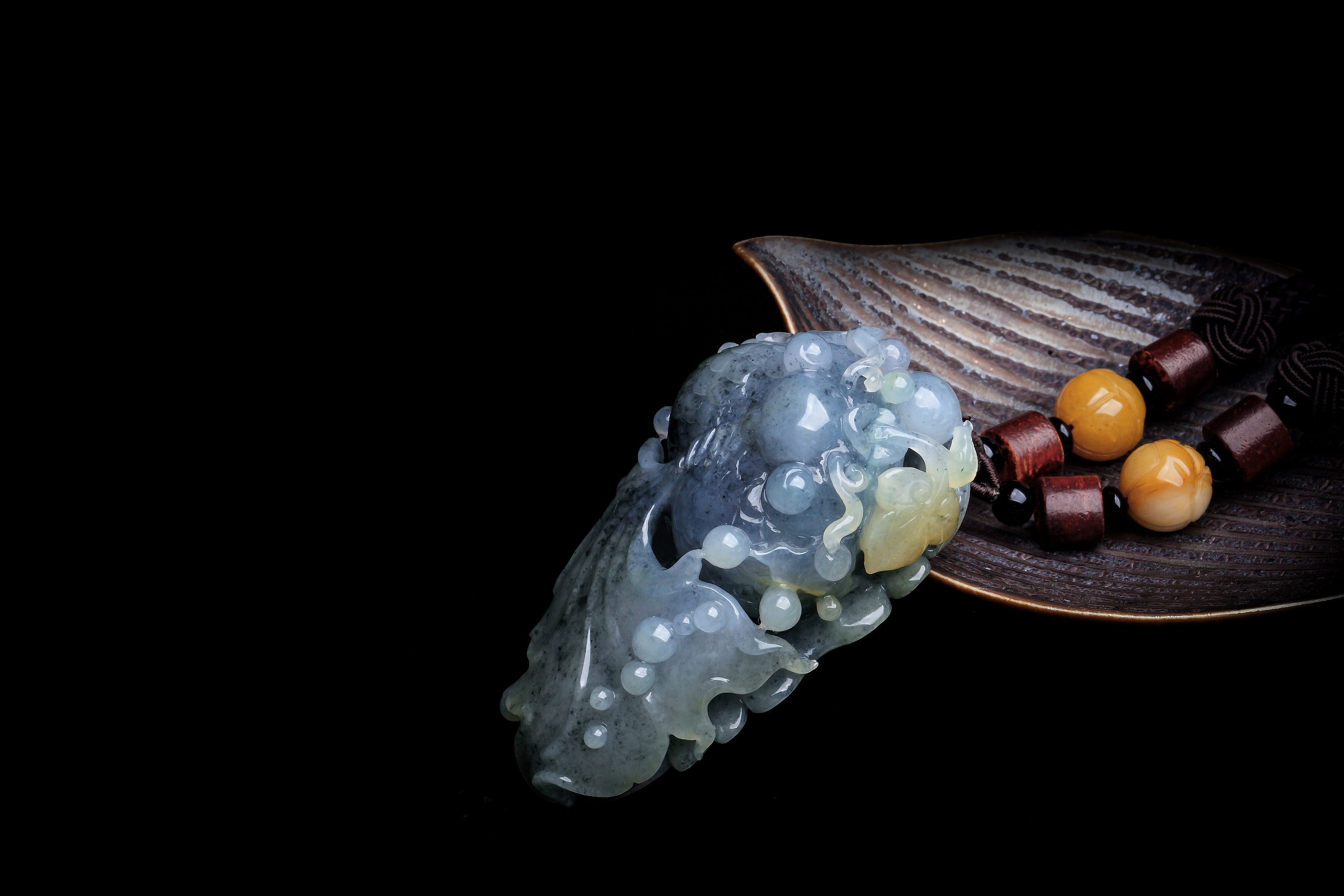 翡翠吐泡泡金鱼 手把件