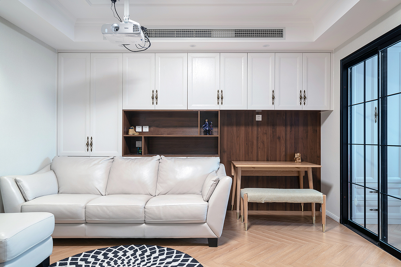 客厅的空间相对小一些,通顶的储物柜,不放过任何可利用的空间,柜板与