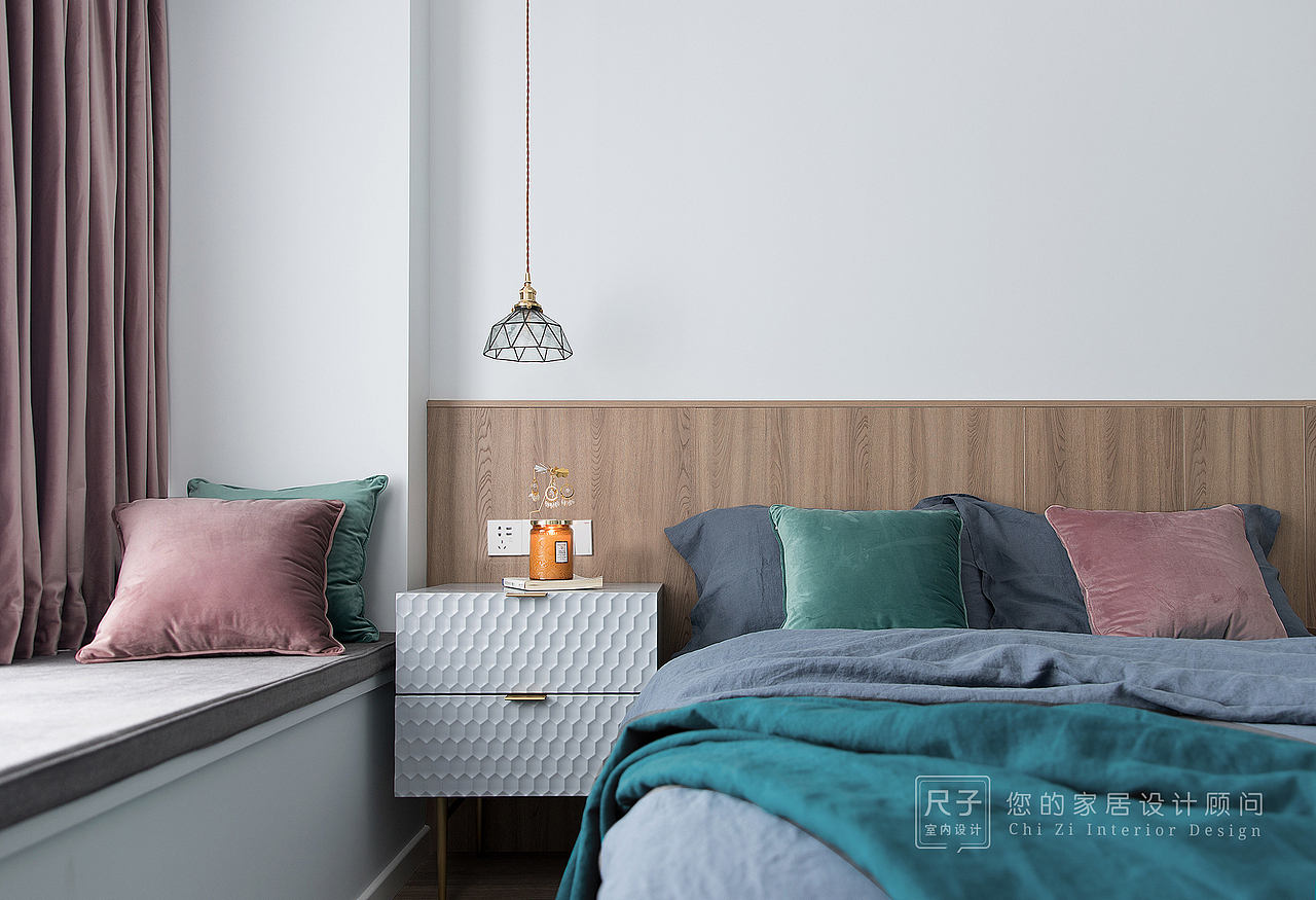 主卧的色彩是从客餐厅流淌而来，保持着极高的连贯性；灰蓝与脏粉在木色的调剂下，不甜腻也不冷硬，却带着让人放松下来的魔力。