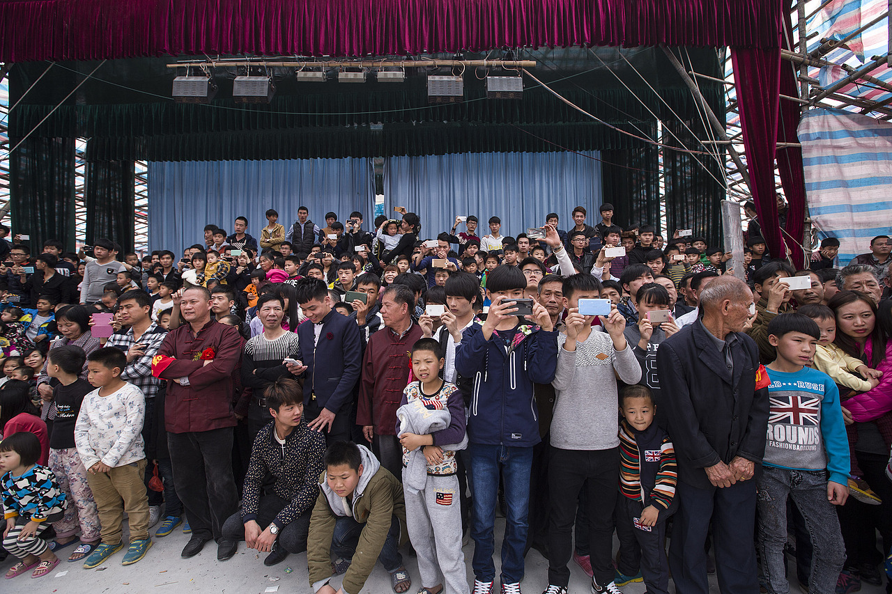 摄影师历时四年拍下“中国式围观”