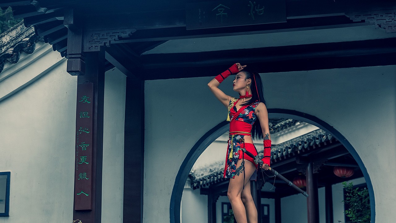 一匹黑马 丨 性感侠女