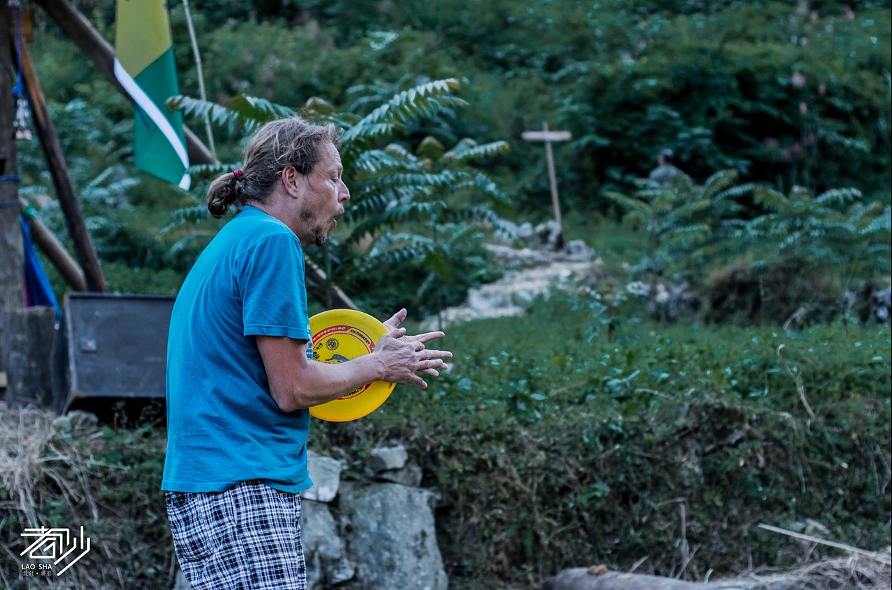 一组人物活动特写