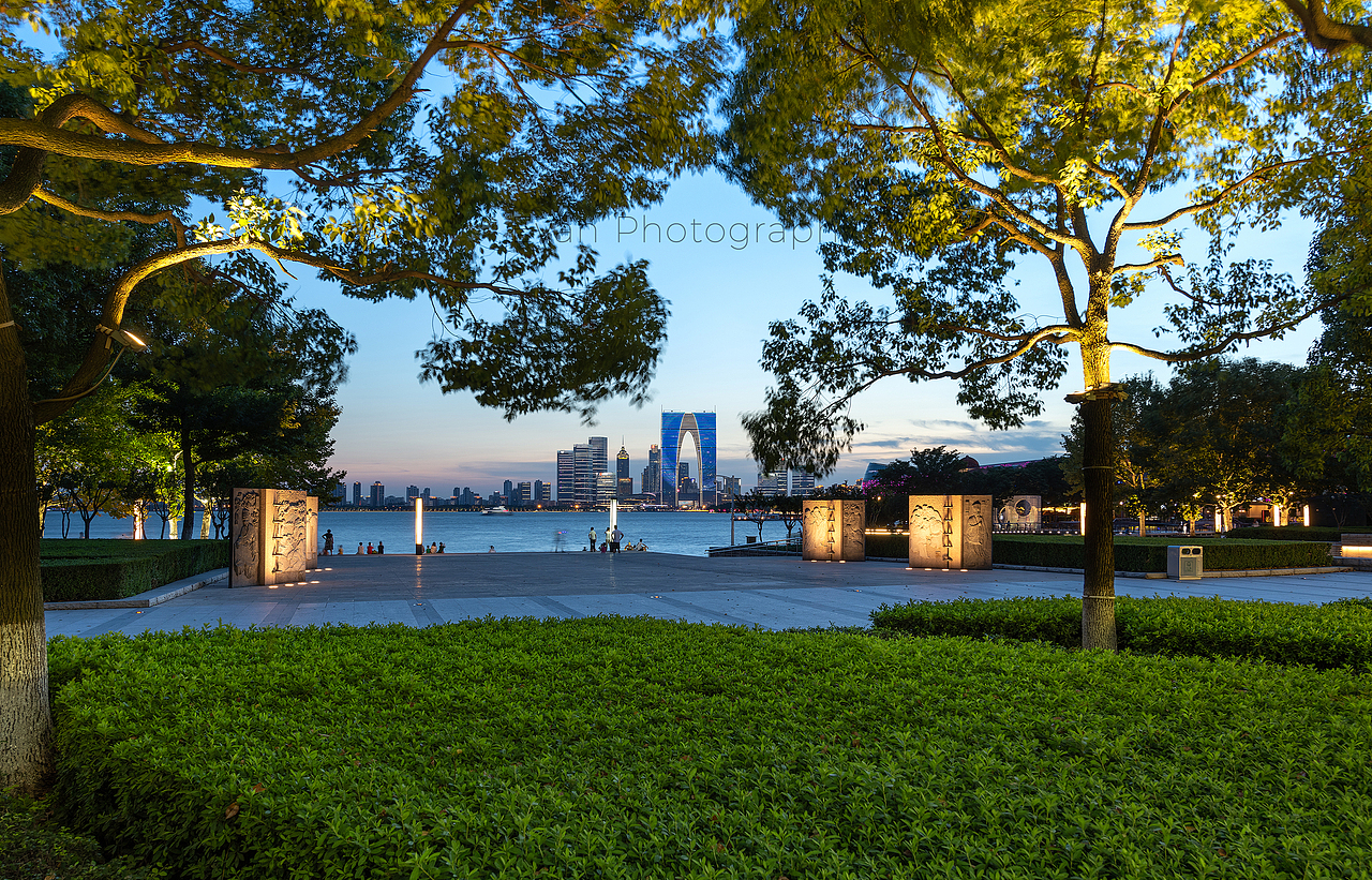 路过金鸡湖 拍秋裤