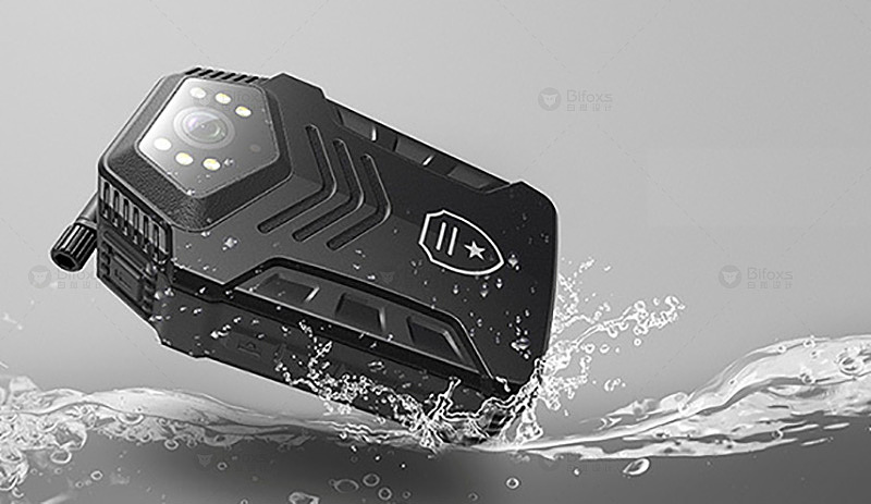 4.强度防水的警用执法仪设计<br>此执法仪设计外观显得特别威猛,庄重,体现了警务人员身上的英姿飒爽。执法仪较高的耐久性,应具有很好的防护等级,有较强的防水防尘能力,能够应对复杂多变的自然环境,设备外壳防护等级符合优于GB4208-2008中IP68的要求。并具有抗跌落特性,<br> <br>现在市场上出现众多的执法仪设计,每个设计都有他们自身的特点,为满足执法人员的工作需求,执法记录仪设计应注重稳定可高易维修的特点。