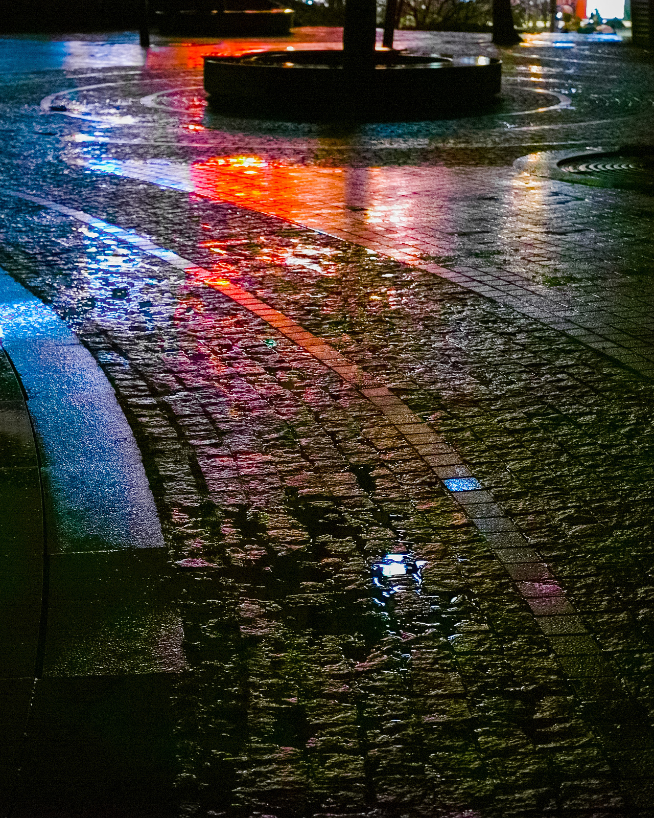 汽车的观点，驾驶在夜间的雨与雨刷打开在高速公路照片摄影图片_ID:421845966-Veer图库