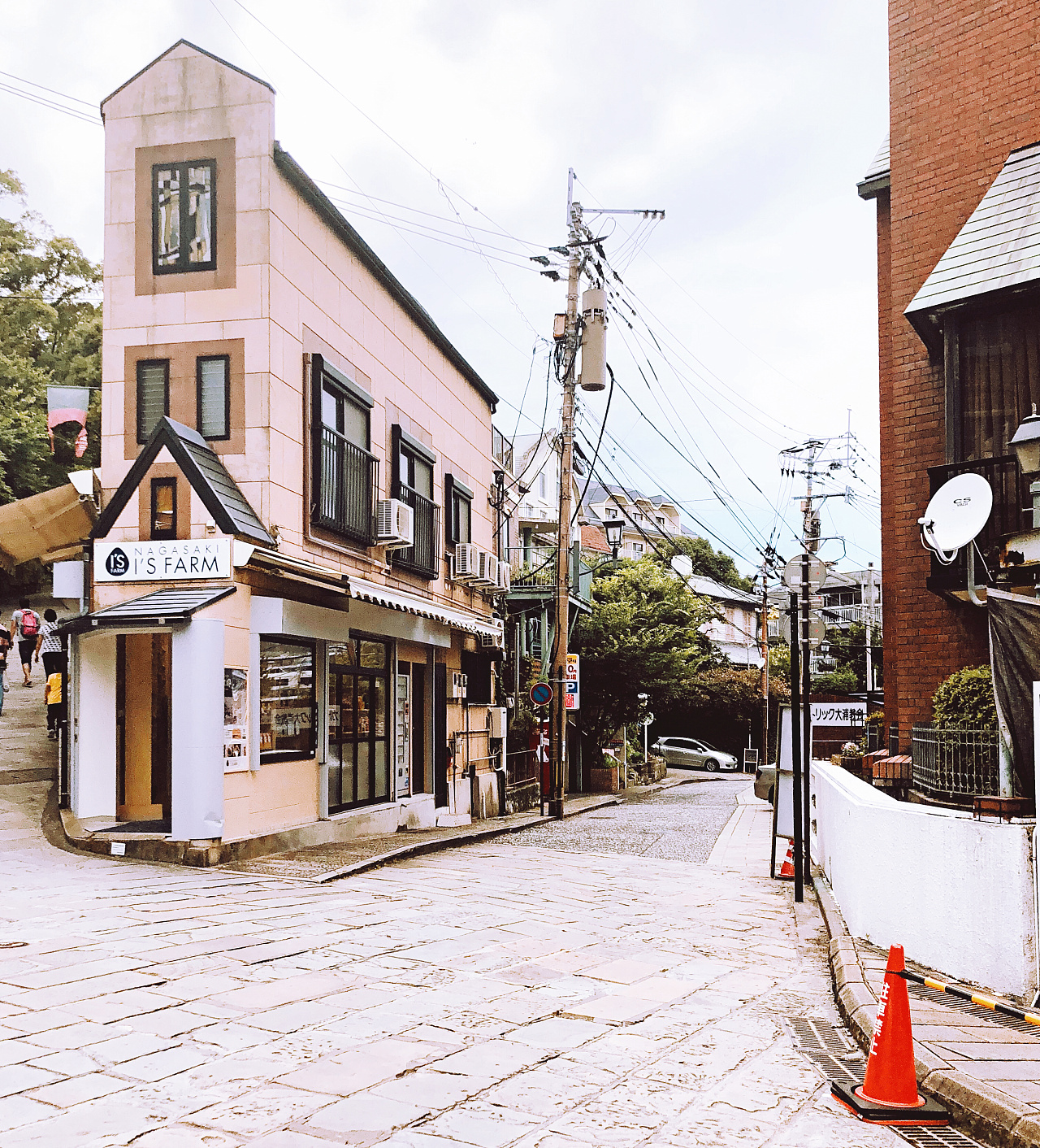 踏进日本的土地 在现实中看到了漫画里的公交车 街角建筑 日本民房