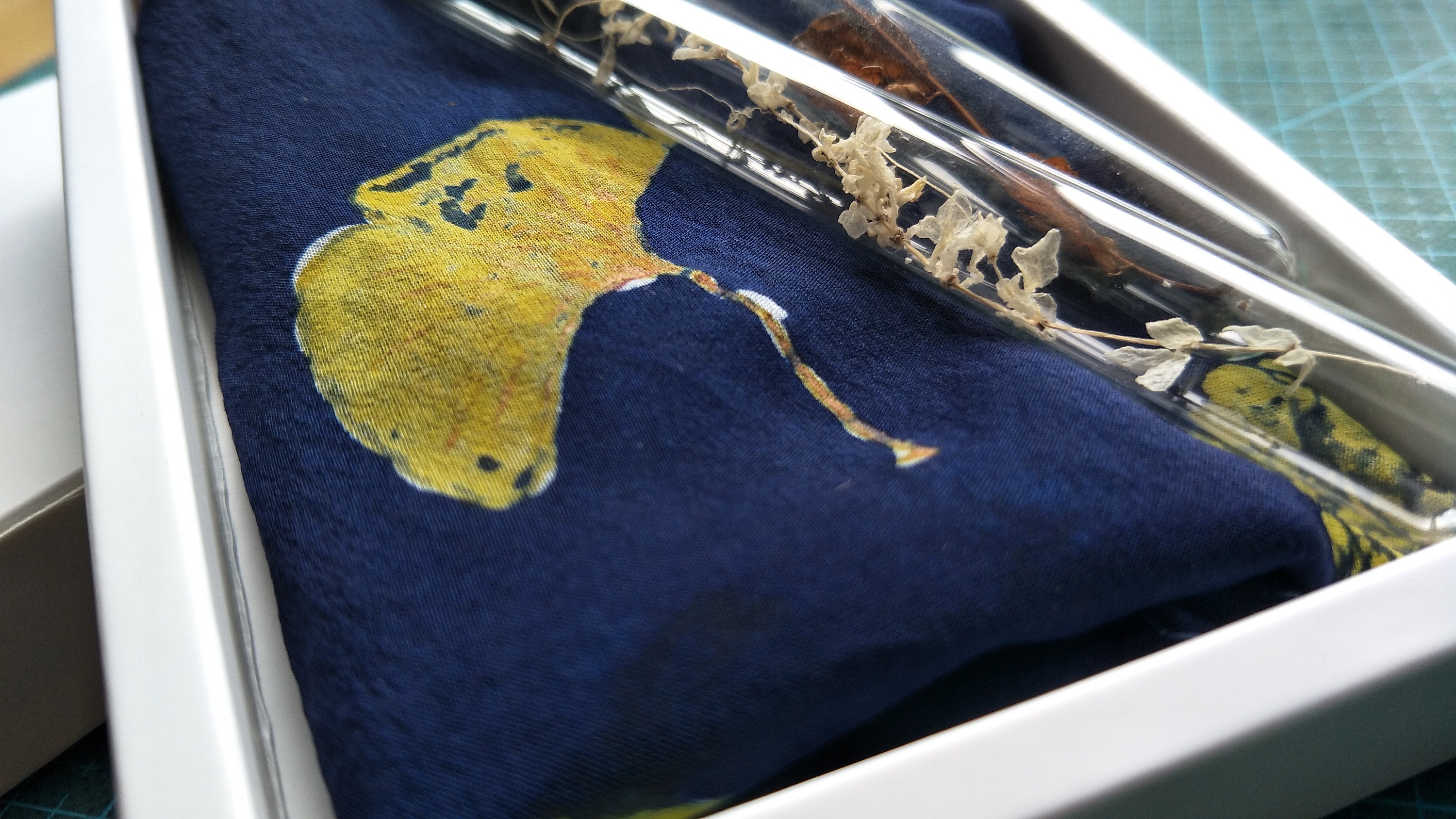 古法套色蓝染丝绸方巾