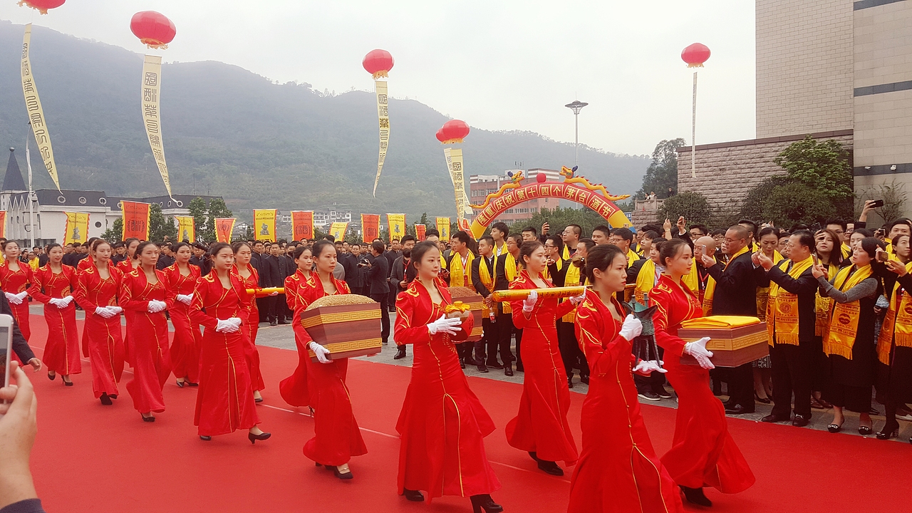 茅台酒节 捏塑“国酒”“国花”（图ZOTU2NzM4NDA=） - 人文/纪实摄影 - 站酷设计师hezems原创素材 - 站酷ZCOOL