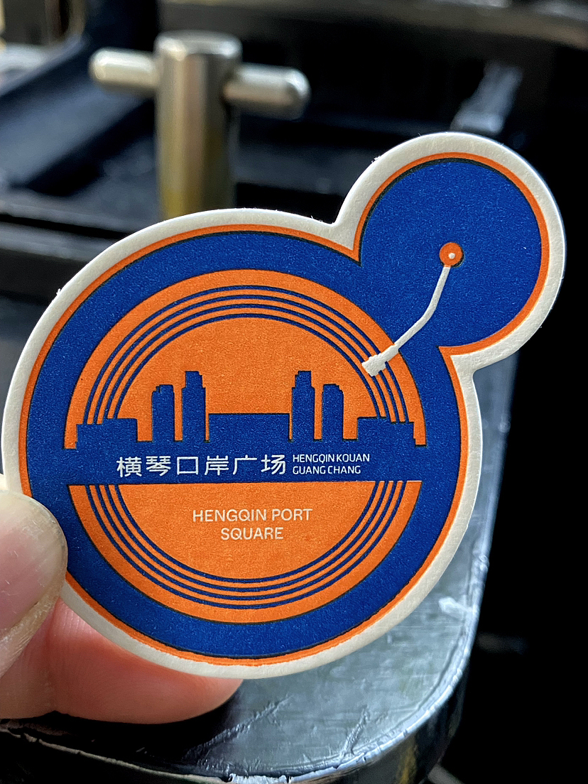 活版印刷的一款紫光反向压印纸徽章与冰箱贴