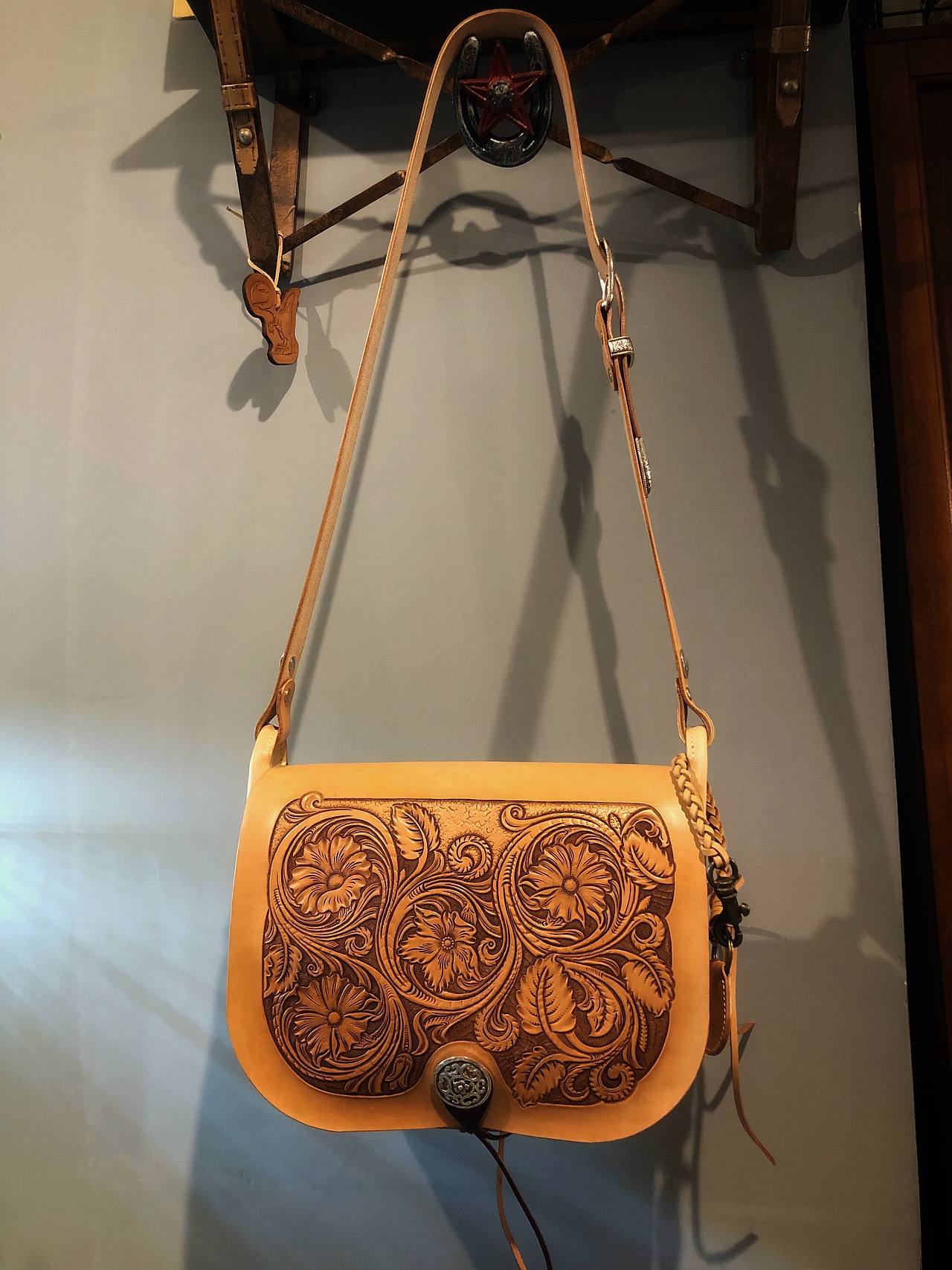 谢里丹皮雕马鞍包