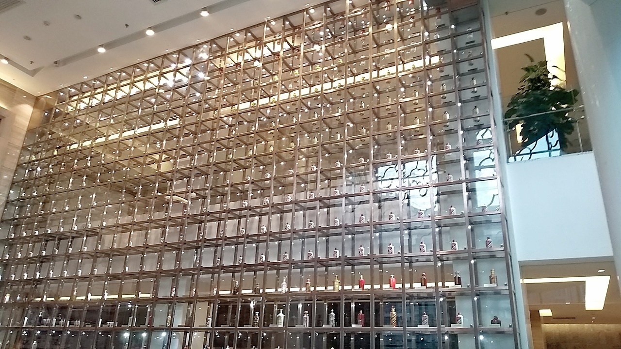 一进门满墙的茅台酒瓶子真的超震撼.