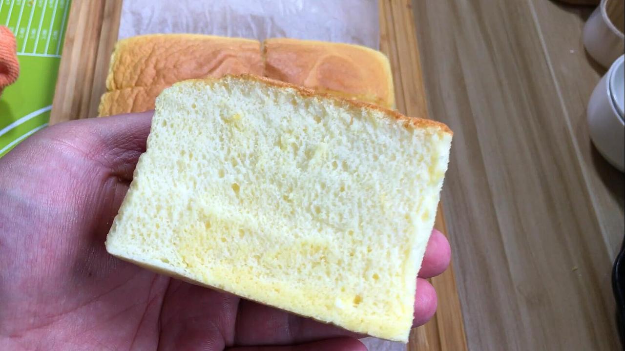 柠香酸奶古早蛋糕,超松软,抖动如柯基臀般可爱。