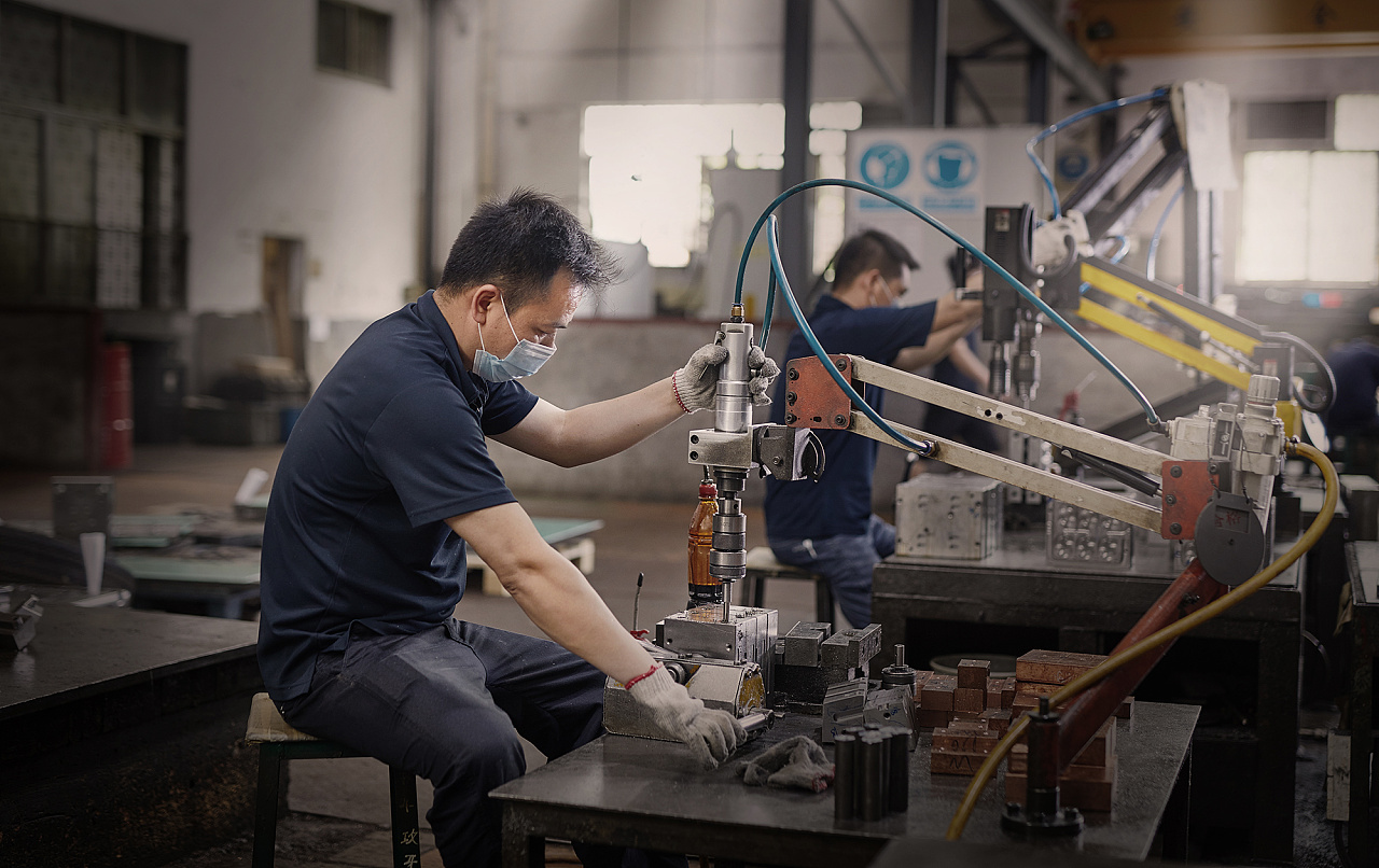 企业环境工人形象/手艺人匠心/形象照拍摄/木头摄影师