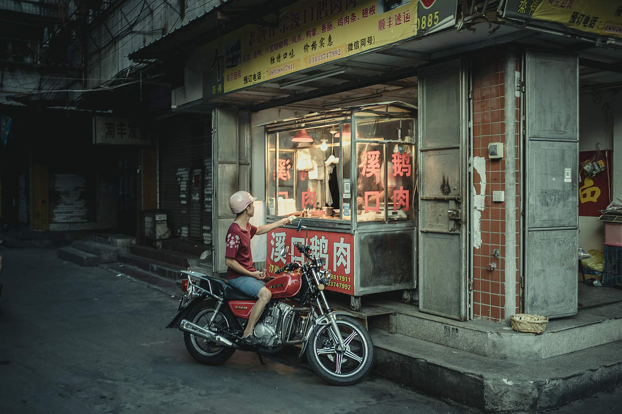 行走于市井（图ZMjM4ODAyODU2） - 人文/纪实摄影 - 站酷设计师老炮叔叔原创素材 - 站酷ZCOOL