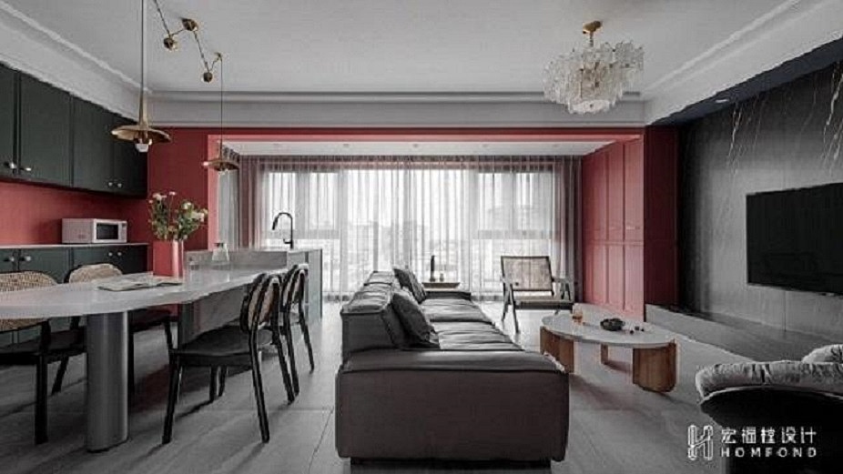 婉转古典绿,清风拂拂,为空间平添一抹怡人的植物气息,让人神清气爽。与客厅相邻,西厨+岛台的形式,大大提高了生活中的互动关系,同时也为偶尔的亲友聚会提供了愉悦宽敞的场地。客厅、餐厅、阳台三区互相串联,形成一处明朗简洁的洄游动线,通透开阔。