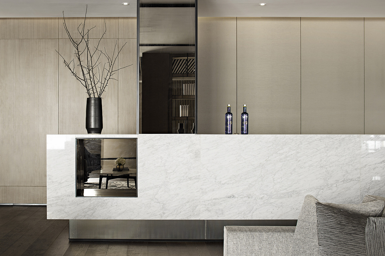 地毯纹路隐喻青苔,与瓶中枝干一同呼应着自然的主题。设计师笔下的空间,像一个内心丰富的画家,他既保留现代社会的生活方式,又对自然的美景神往不已。