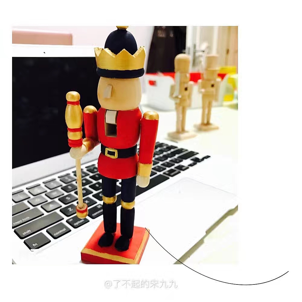 手绘毛衣链、钥匙链、徽章、胡桃夹子