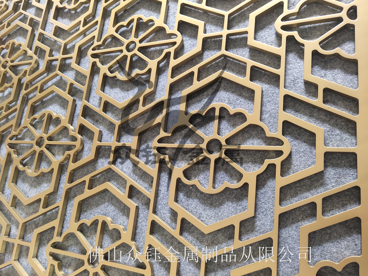 欧美风拉丝钛金铝艺雕刻镂空屏风隔断款式大气|空间|景观设计|金属