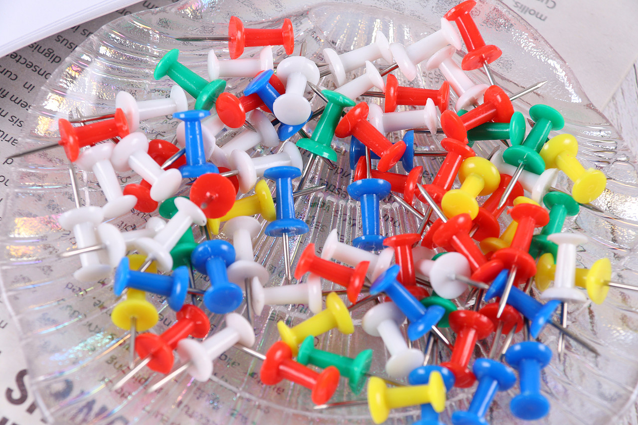 B12文具电教\C15-装订用品\V06彩色图钉