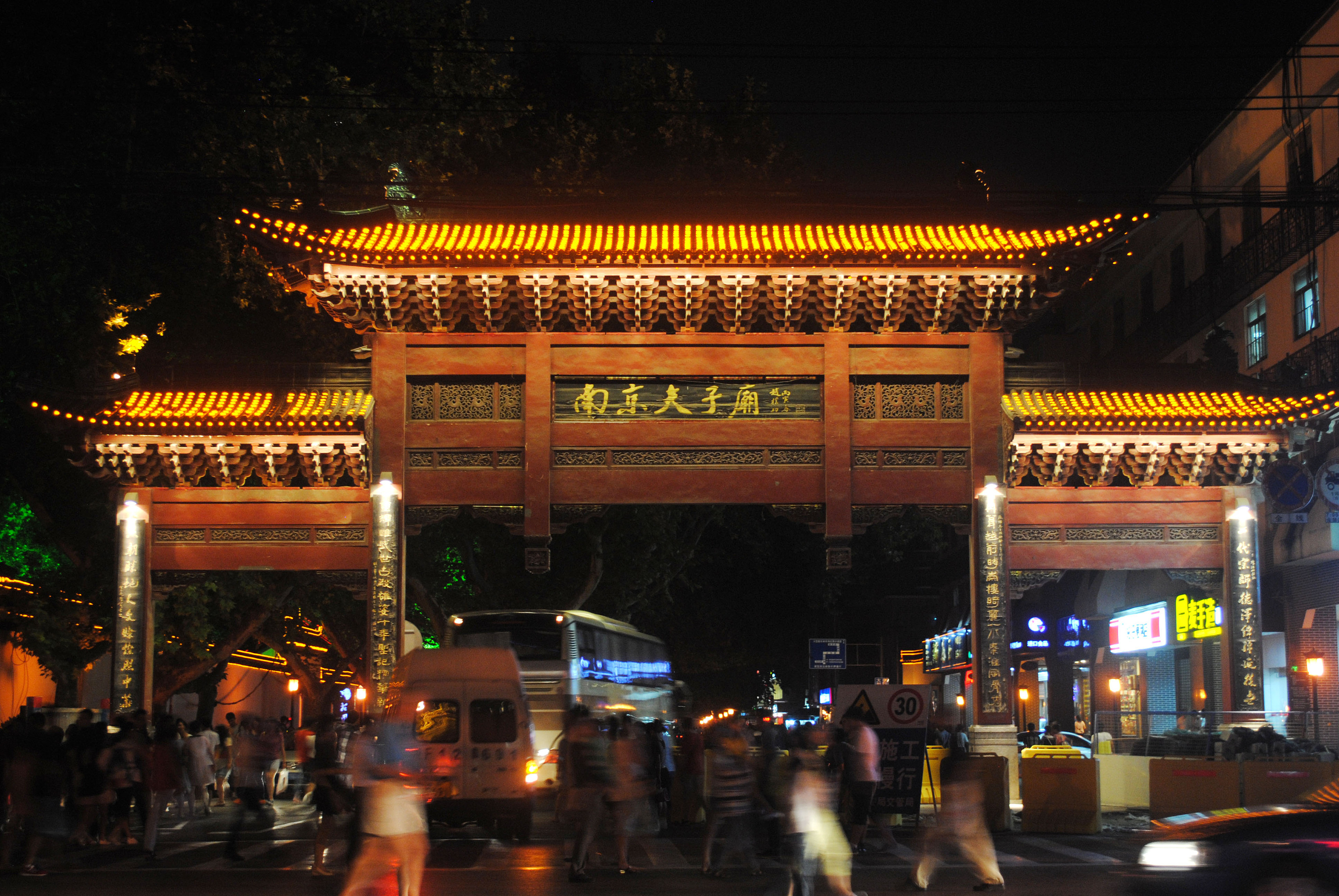 南京藏有中国最大传统古街市，春节这里必定热闹非凡