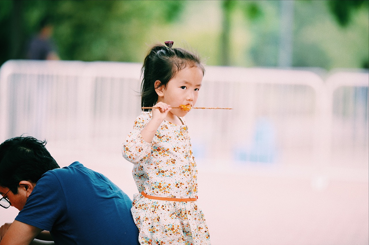 吃烤串的小朋友…