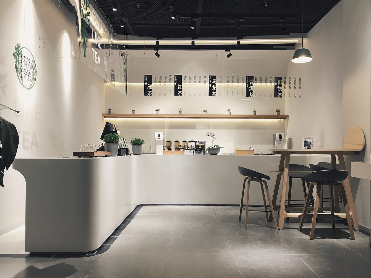 吧台材质为人造石,整体无缝拼接,l型吧台与整体空间相融合,保持店面的