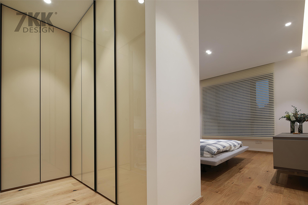 步入式的衣帽间的设计,空间的利用,也有一种家的温馨。