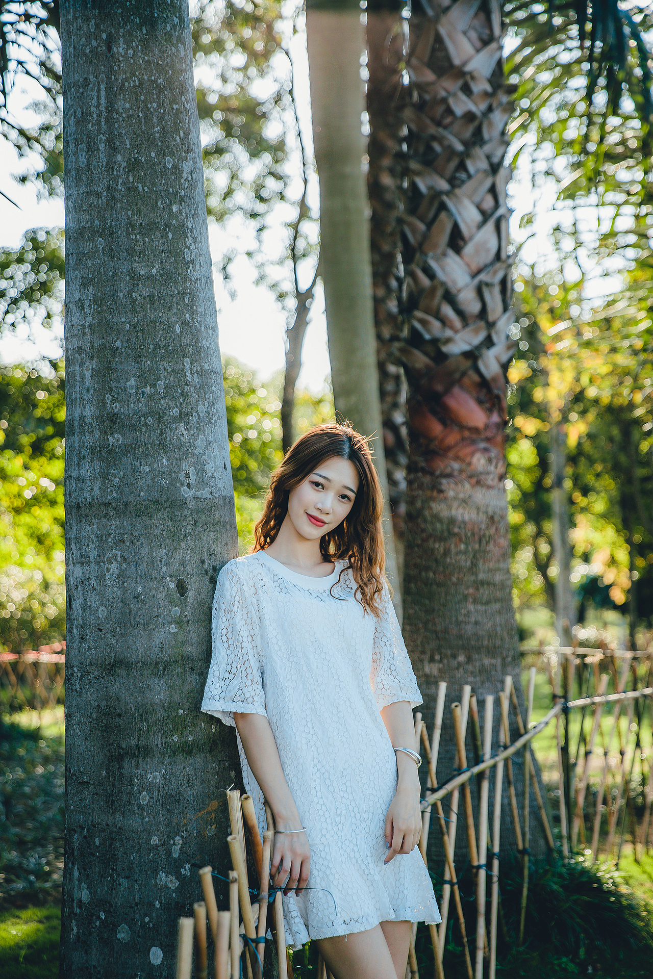 人像摄影:游乐场少女,阳光、草地、摩天轮、旋转木马