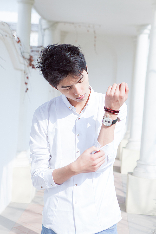 阳光下,他穿着白衬衫