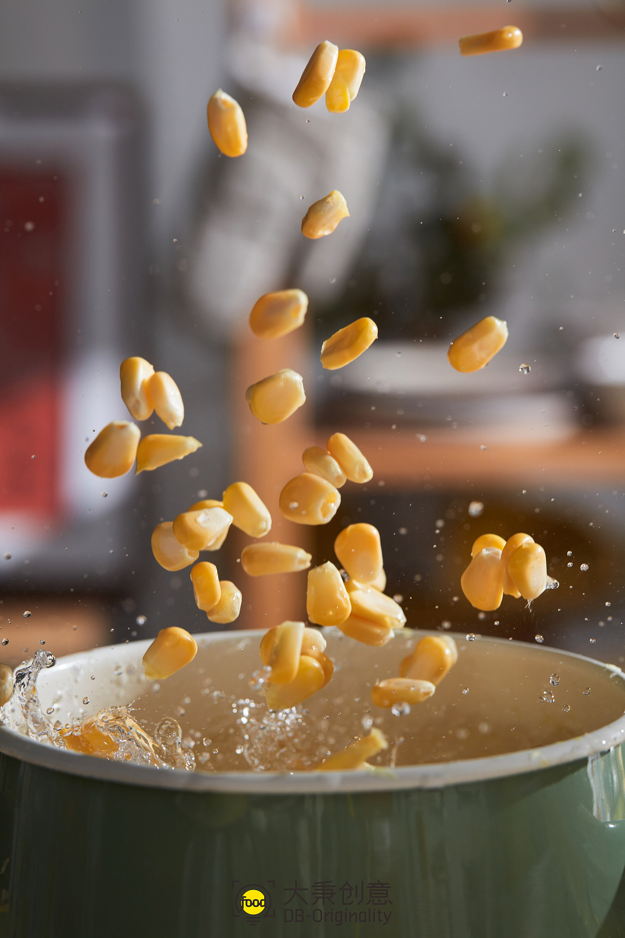 2.水煮玉米粒8分钟,捞出沥干水分