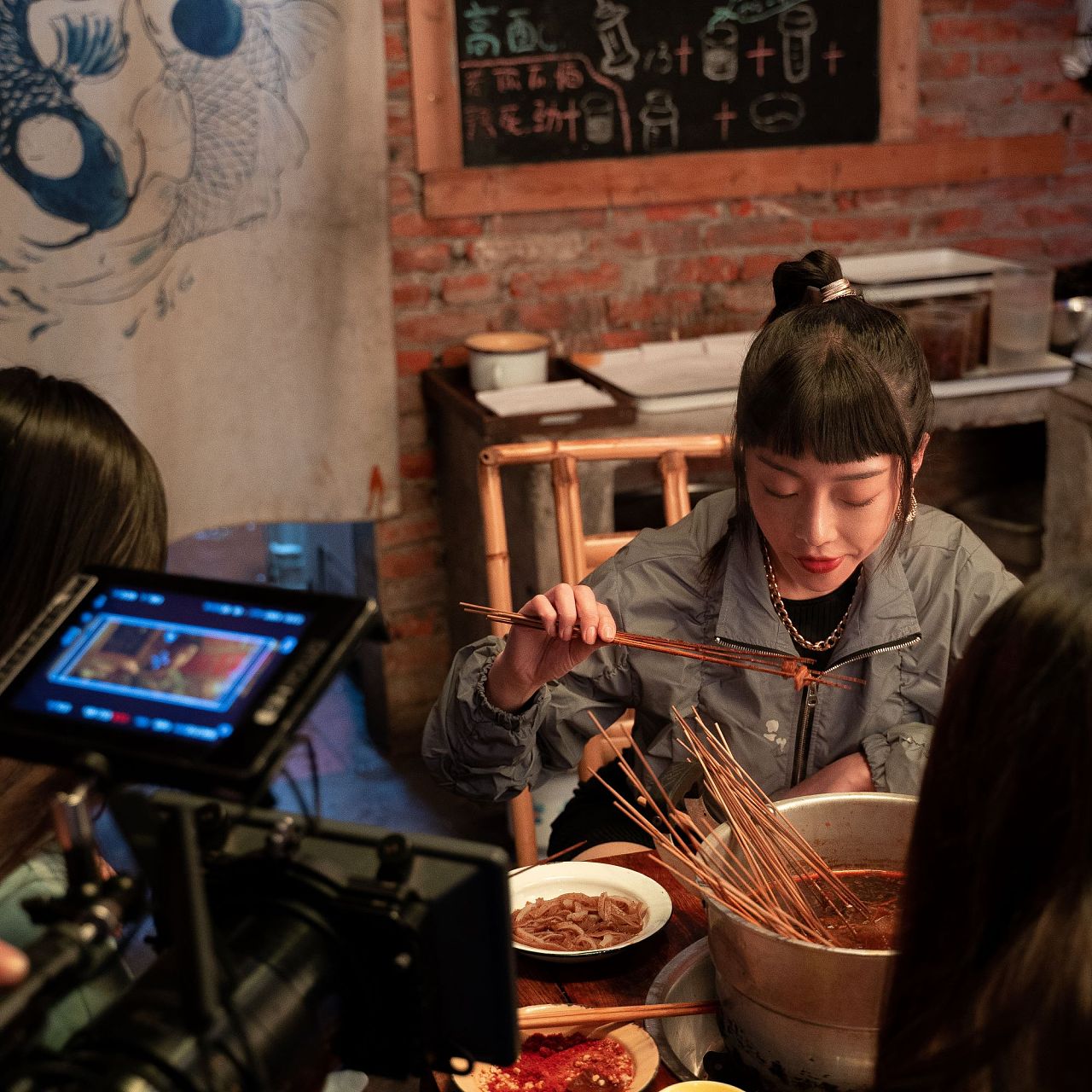 全场焦点rapper耙耳朵打卡成都ifs大熊猫摄影师手持拍摄体现真实感推