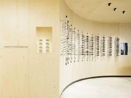 郑州眼镜店装修展柜设计定制，不一样的眼镜店装修设计