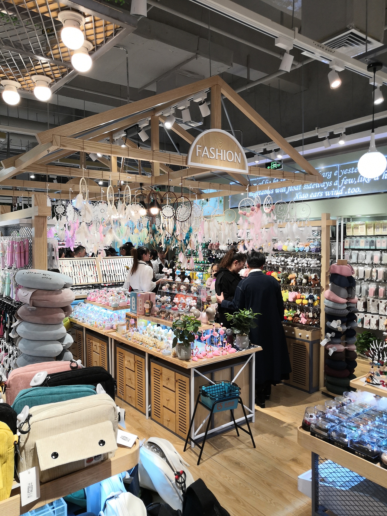乐悠悠聊城万达店：头饰首饰、包包、帽子围巾、玩具（图ZMTgxMzE5MDQ4） - 家装设计 - 站酷设计师跑跑2019原创素材 - 站酷ZCOOL
