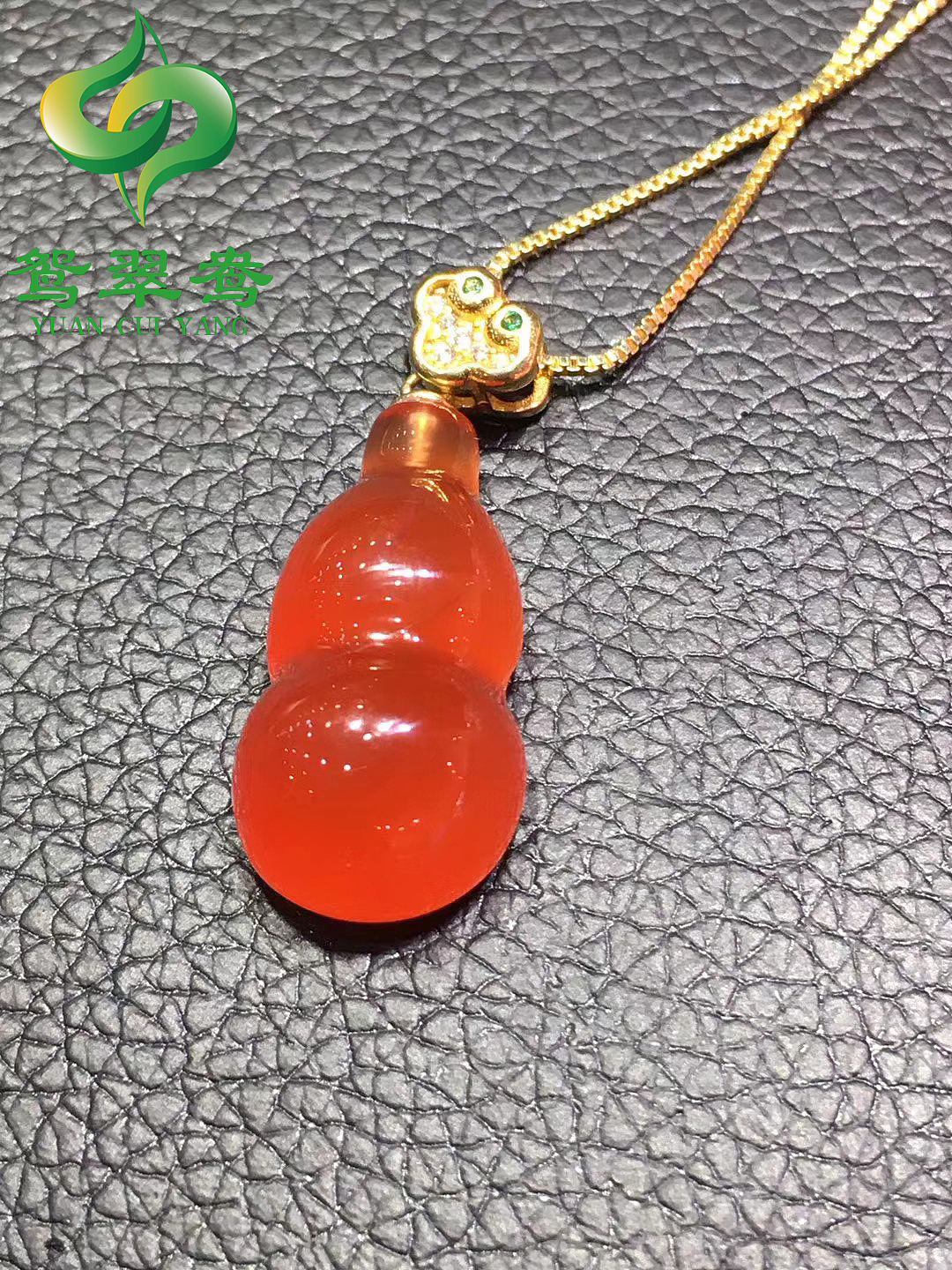 《鸳翠鸯珠宝》南红玛瑙项链吊坠那些设计镶嵌之处只让你感觉一种欲望,性感、奢华、源精,就像一场可以期待的跑遇。