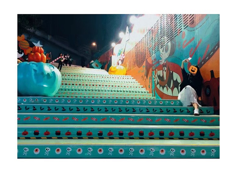 Mixc 成都万象城万圣节阶梯美陈设计（图ZMTM0NTQ2OTA4） - 展陈设计 - 站酷设计师水灵泽猫耳原创素材 - 站酷ZCOOL