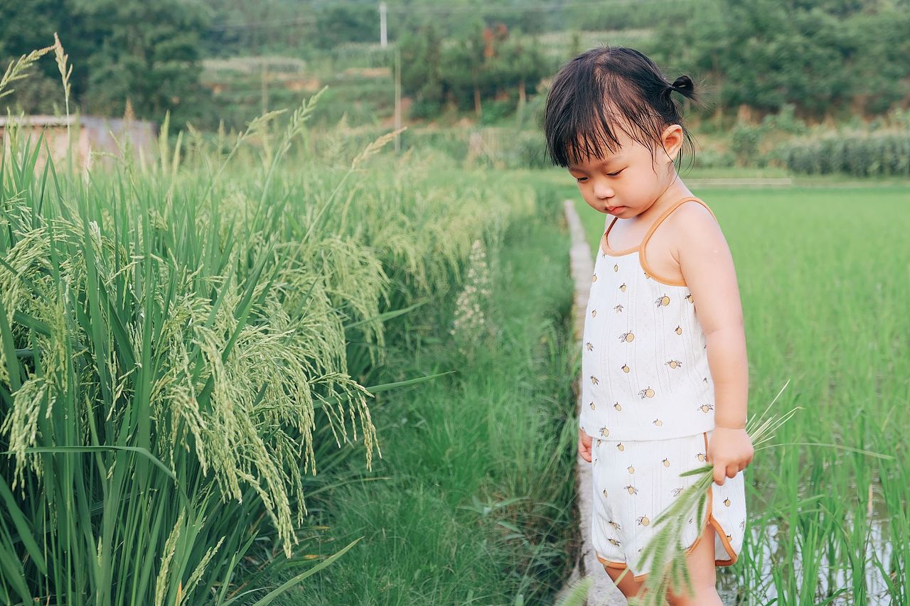 她好像在看着另一个时代，在老家的田园生活（图ZMzQ1NDc0Mjc2） - 人像摄影 - 站酷设计师陳丫丫原创素材 - 站酷ZCOOL