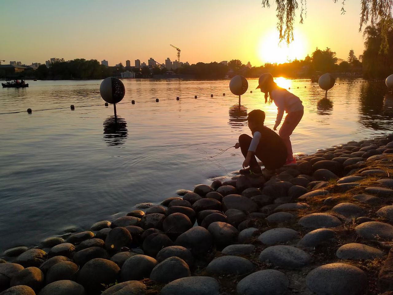 夕阳下的湖边的小兄妹（图ZMzAwMDA2ODc2） - 时尚/艺术摄影 - 站酷设计师蓝爱原创素材 - 站酷ZCOOL