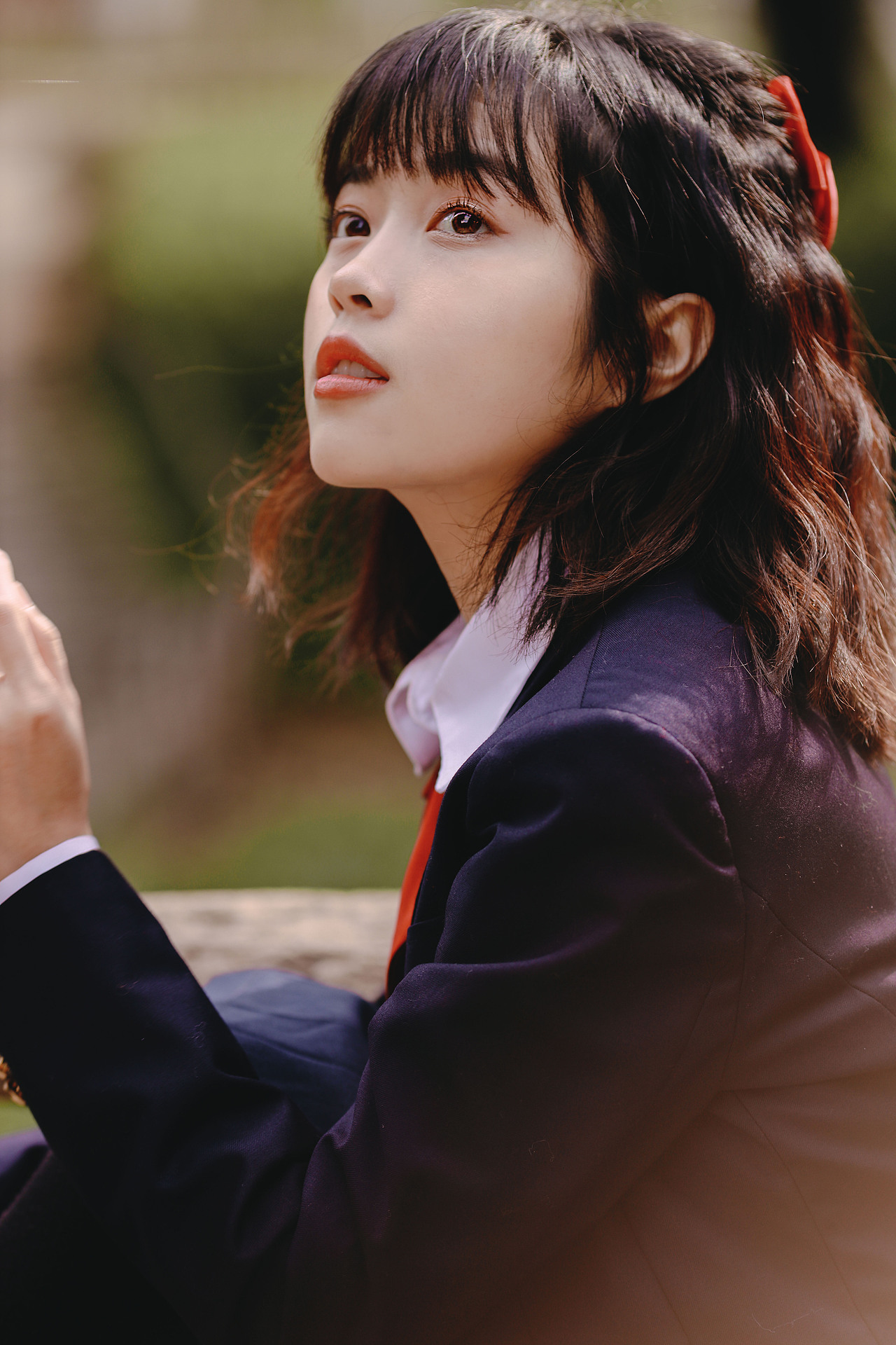 戴红围巾的女孩