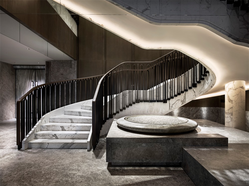 两个银色大理石接待台给空间带来对称感