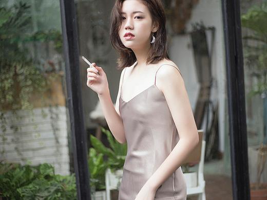 你是无意穿堂风 偏偏孤倨引山洪