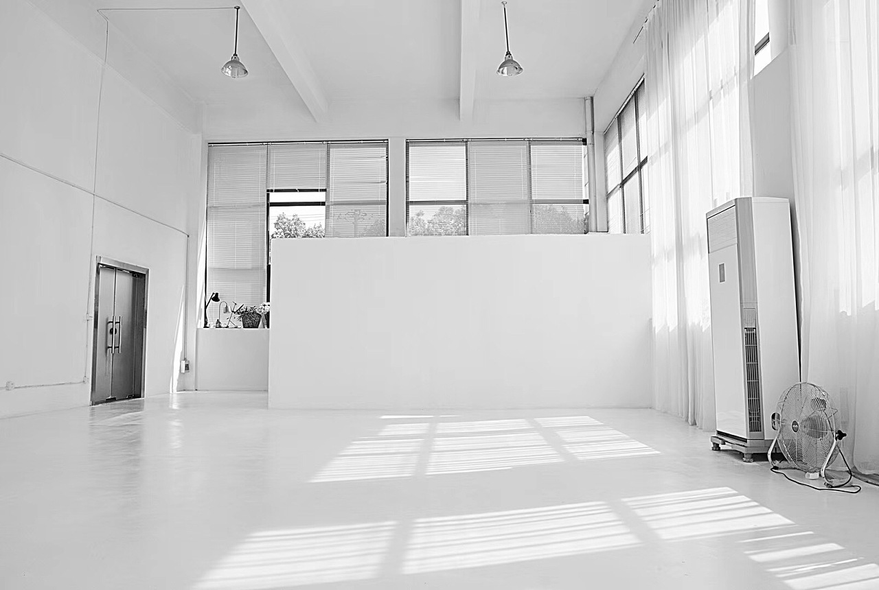 最近刚把影棚重新装修好来一组图