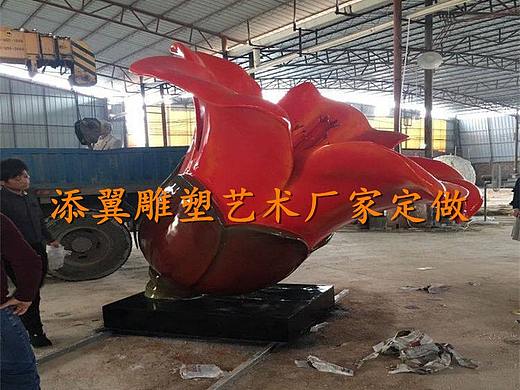 开花时花色鲜艳夺目的玻璃钢木棉花雕塑让人充满幸福