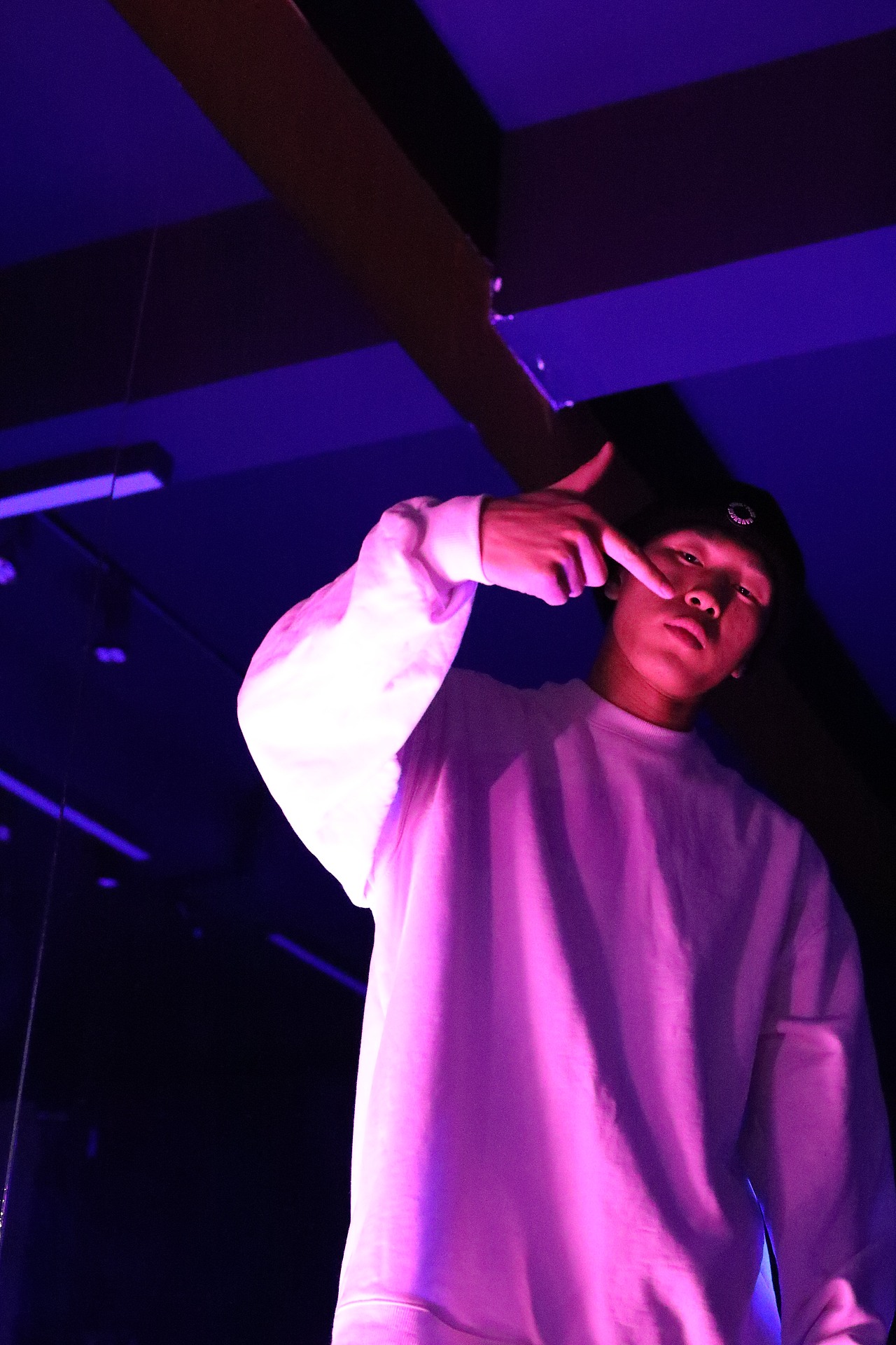 街舞工作室的炫彩霓虹风