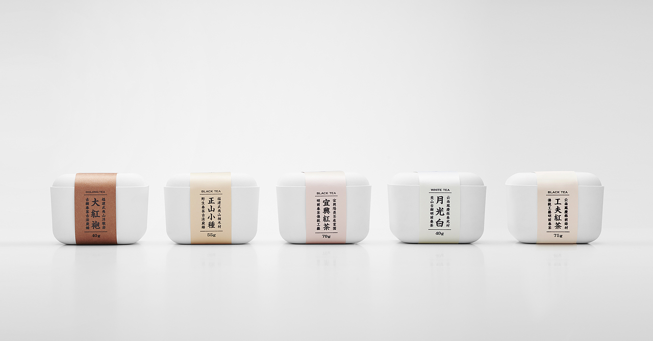 <br>- 小而美 -<br><br>去除复杂的、多余的,精淬到刚刚好<br>茶盒不大、方圆,盈手可握<br>方便取用,存储亦不占空间<br>轻轻白白,质朴中带点可爱的暖意<br>处处都是和谐,值得细细玩味<br><br>