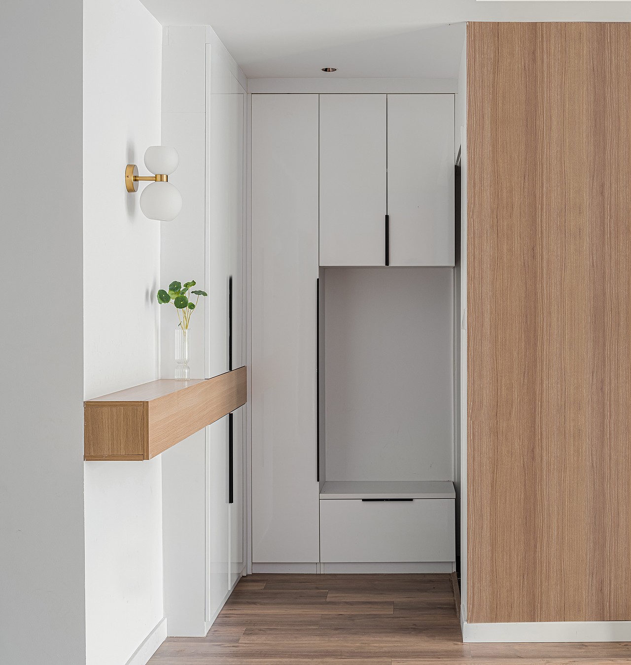 利用现场原有凹下去的墙体造型,将柜子嵌入进去,完美的增大了空间的