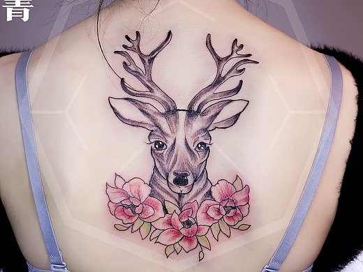 女生小清新后背鹿头纹身图案